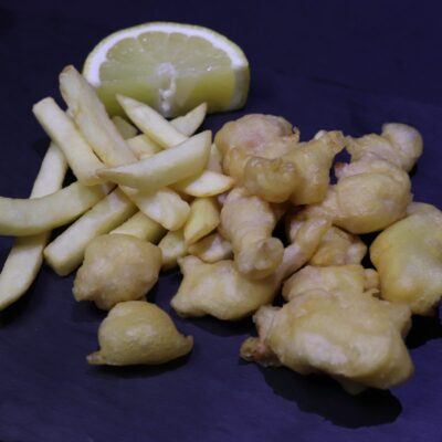 100. Pollo frito con patatas fritas