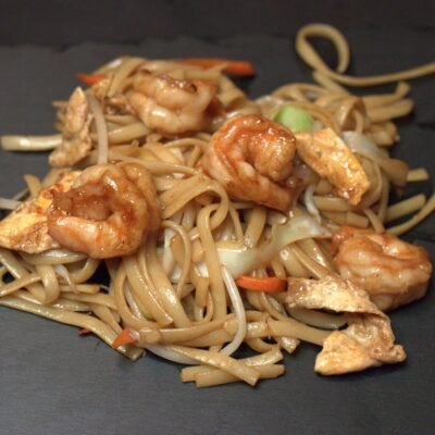 25. Tallarines fritos con gambas