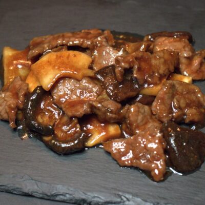 36. Ternera con bambú y setas chinas
