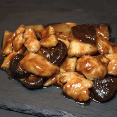 51. Pollo con setas y bambú