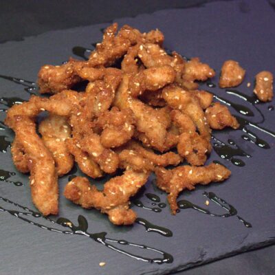 60E. Tiras de pollo fritas con miel