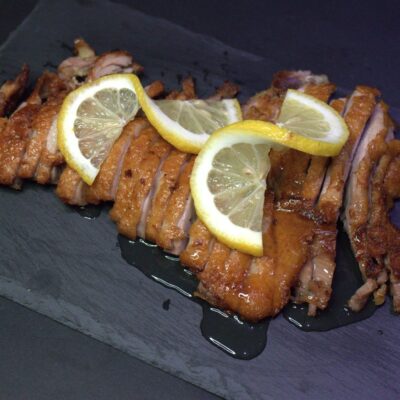 93. Pato al limón sobre bandeja quemada