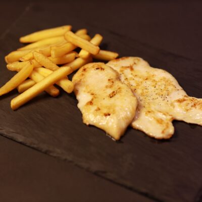 99. Pechuga de pollo a la plancha con patatas fritas
